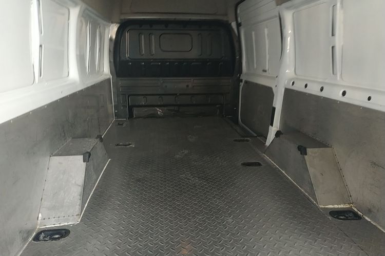 江铃福顺 2023款 2.0T 自动中轴中高顶商运型厢式运输车2/3座中控内饰7004