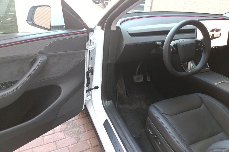 特斯拉 Model Y 2025款 改款 长续航全轮驱动版中控内饰7003