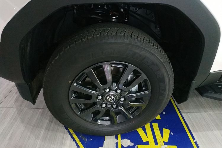 丰田 普拉多 2025款 2.4T 穿越BX版 5座车身外观35