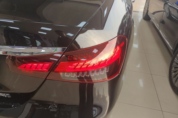 奔驰E级 2021款 改款 E 300 L 豪华型车身外观9