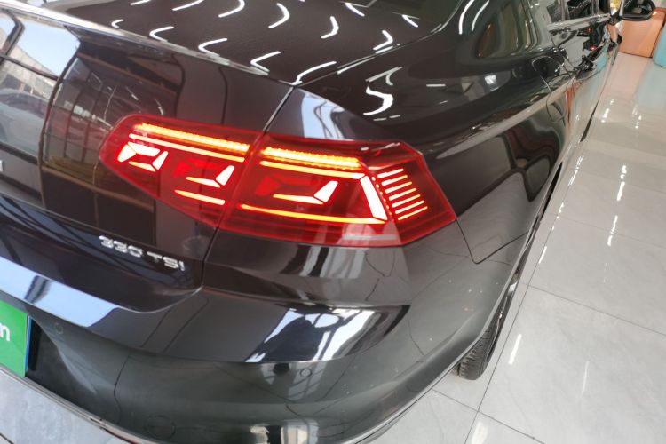 大众 迈腾 2023款 200万辆纪念版 330TSI DSG领先型车身外观9