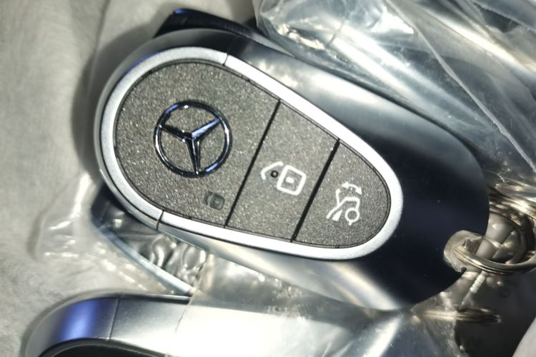 奔驰E级新能源 2024款 E 350 e L 插电式混合动力轿车中控内饰11