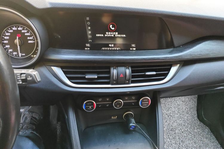 阿尔法·罗密欧 Stelvio斯坦维 2017款 2.0T 200HP 精英版中控内饰16
