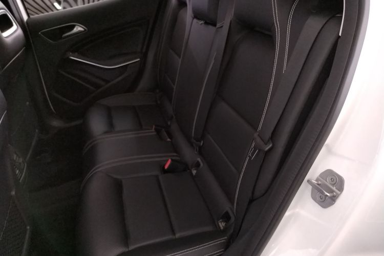 奔驰GLA 2018款 GLA 200 动感型中控内饰21