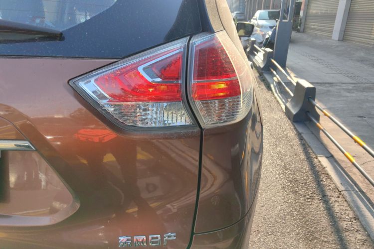 日产 奇骏 2015款 2.0L CVT舒适MAX版 2WD车身外观9