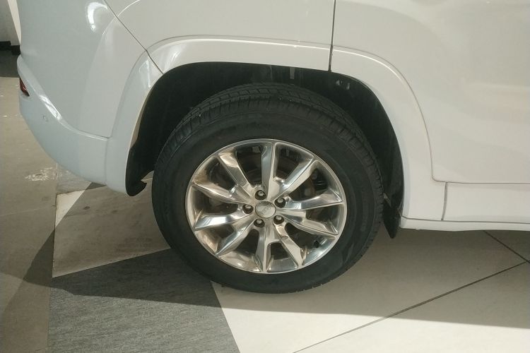 Jeep 自由光 2017款 2.4L 优越版车身外观6008