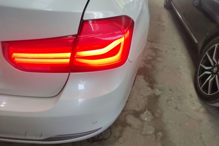 宝马3系 2019款 320Li 时尚型车身外观9