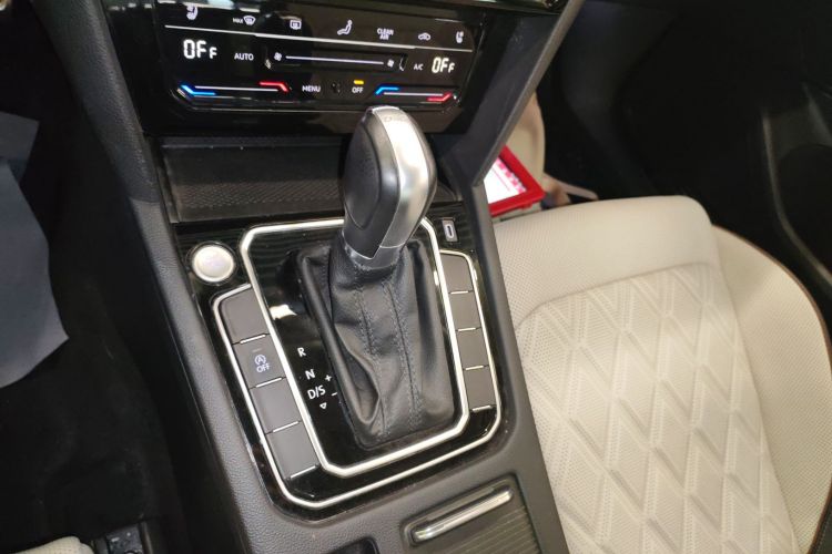 大众 迈腾 2023款 200万辆纪念版 330TSI DSG豪华型中控内饰18