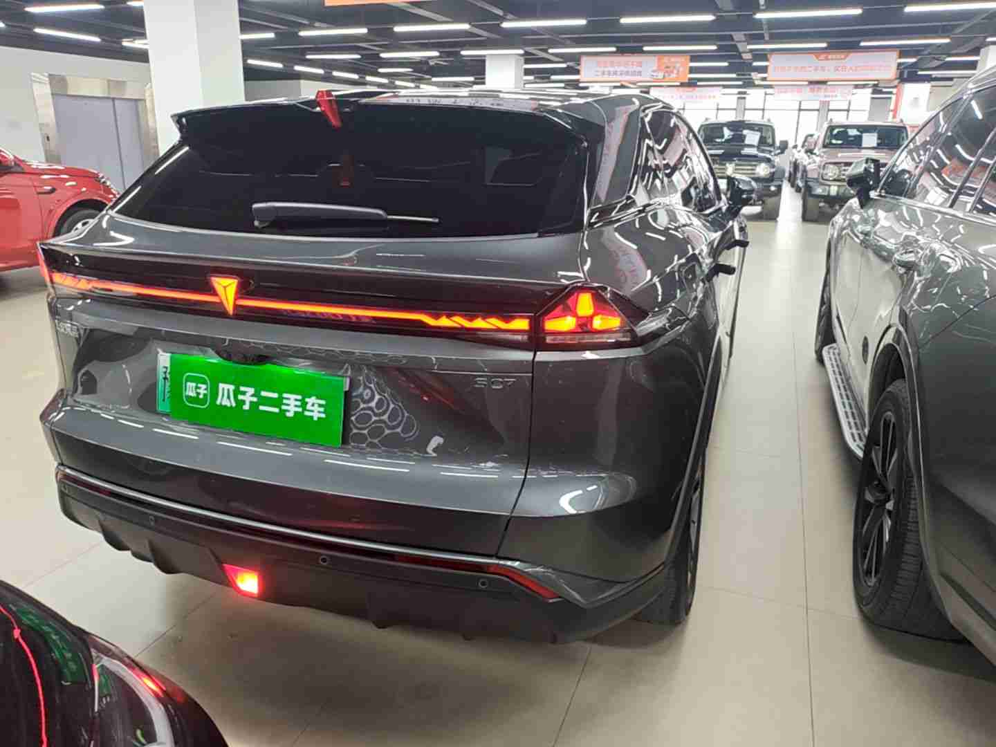 车辆右后45度外观展示