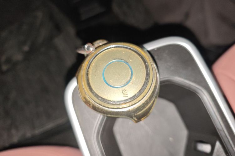 哪吒汽车 哪吒V 2022款 潮 400 Lite 粉色定制款中控内饰11