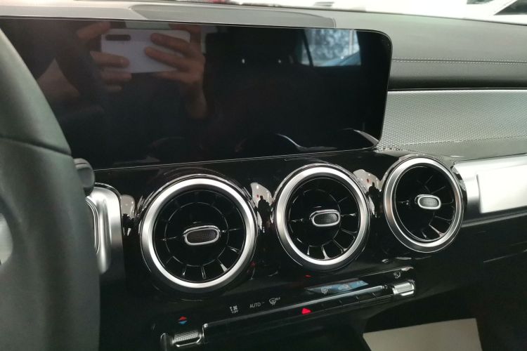 奔驰GLB 2022款 改款二 GLB 200 动感型中控内饰16