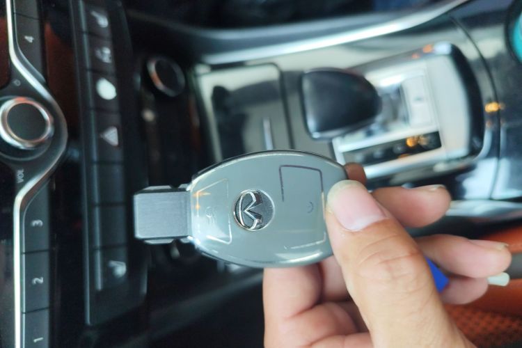 英菲尼迪QX30 2017款 2.0T 四驱运动版中控内饰11