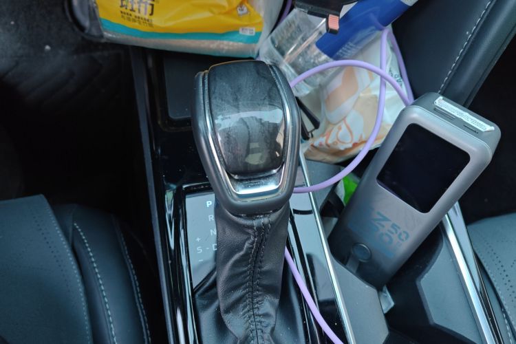 丰田 凯美瑞 2024款  双擎 2.0HG 尊贵版中控内饰18