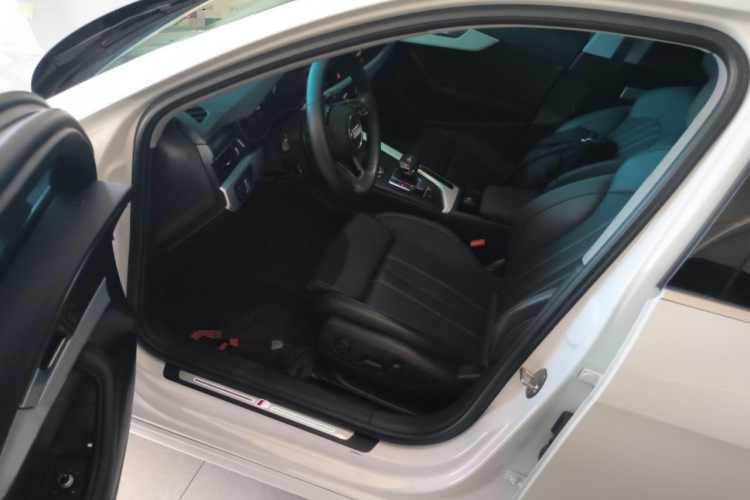 奥迪A4L 2023款 40 TFSI 时尚动感型中控内饰20