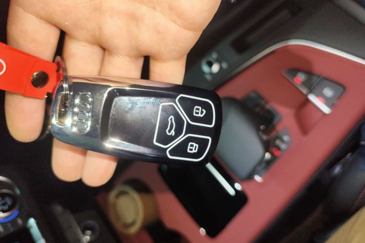 奥迪A4L 2025款 200万辆悦享版 40 TFSI 豪华动感型中控内饰11