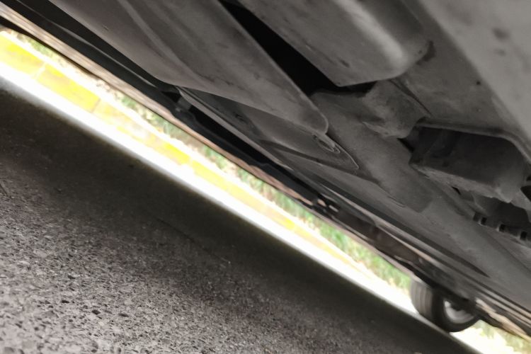 奔驰E级 2021款 改款 E 300 L 运动时尚型局部细节9004