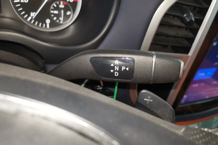 奔驰 威霆 2018款 2.0T 商务版 国VI中控内饰18