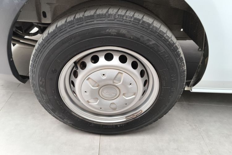 福特 全顺 2023款 2.0T汽油自动多功能商用车中轴低顶5/6座车身外观35