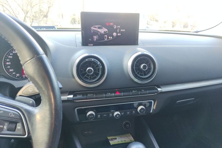奥迪A3 2018款 30周年年型 Limousine 35 TFSI 运动型中控内饰16