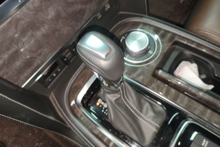 日产 途乐（平行进口） 中控内饰18