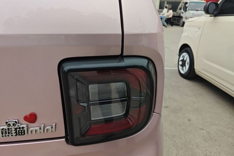 吉利银河 熊猫 2025款 210km 元气熊车身外观9