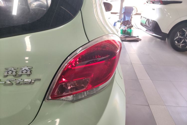 长安欧尚 奔奔E-Star 2021款 国民版 多彩款 磷酸铁锂（31.86kWh）车身外观9