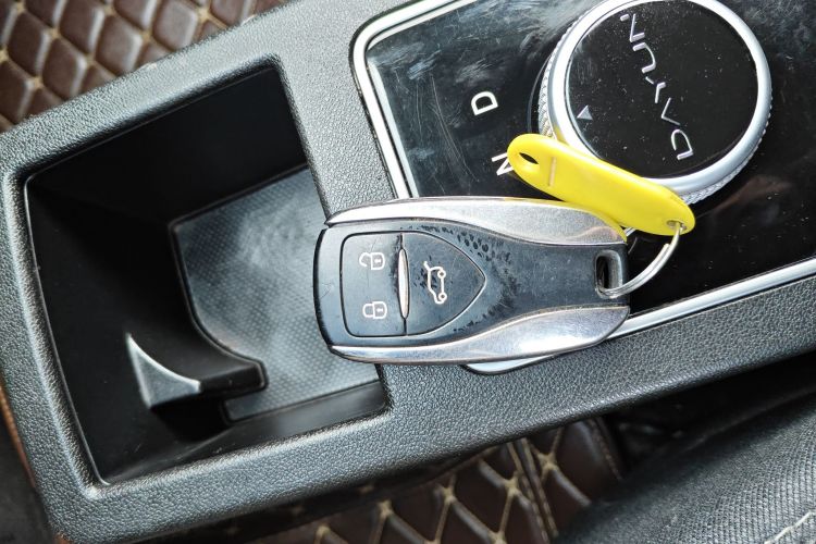 大运 悦虎 2022款 30.66kWh 两驱标准版中控内饰11