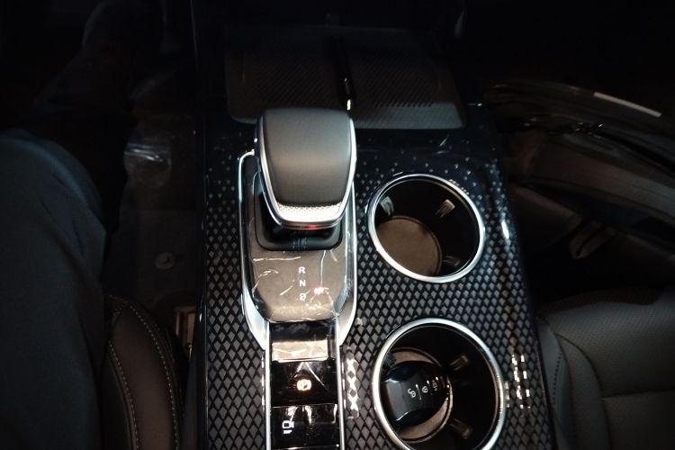 红旗HS3 PHEV 2024款 PHEV 115km 劲为版中控内饰18