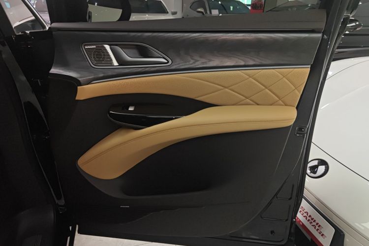 腾势D9 2024款 DM-i 1050 尊享型中控内饰42