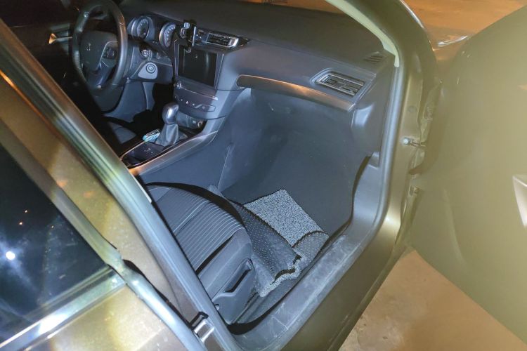 标致408 2015款 1.2T 自动豪华版局部细节9005