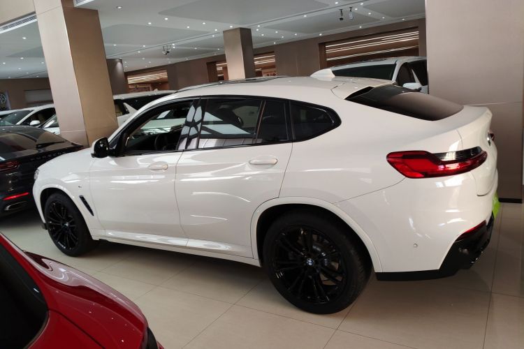 宝马X4 2021款 xDrive 25i M运动套装车身外观4