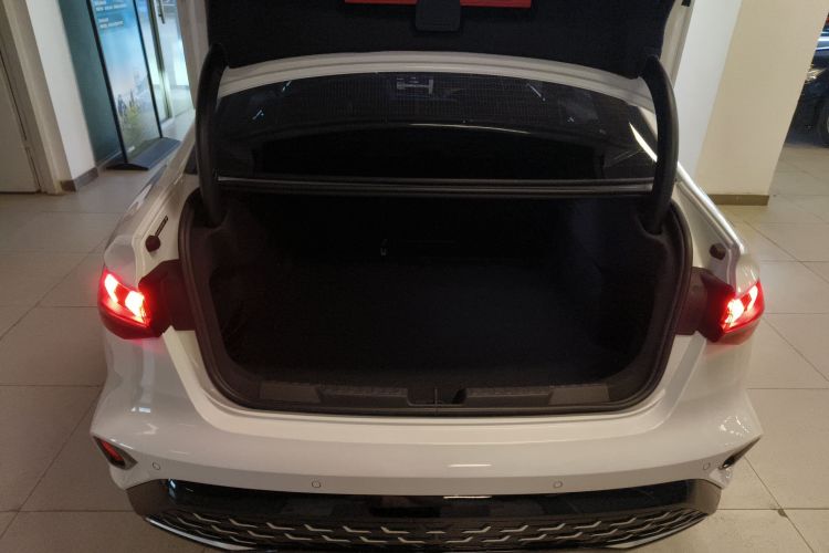 奥迪A3 2025款 A3L Limousine 35TFSI 飞驰尊享型 +豪华臻选包机舱底盘23