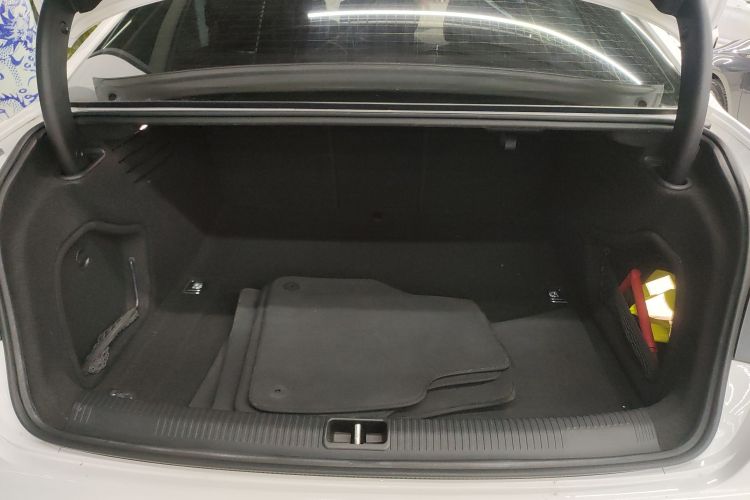 奥迪A4L 2019款 40 TFSI 时尚型 国VI机舱底盘23