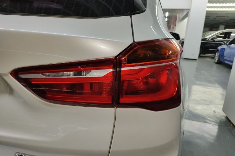 宝马X1 2018款 xDrive20Li 尊享型车身外观9