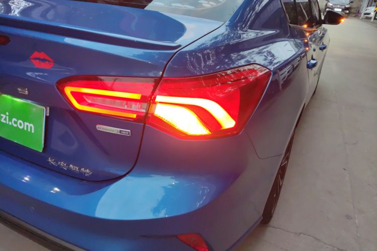 福特 福克斯 2020款 三厢 EcoBoost 180 自动ST Line车身外观9