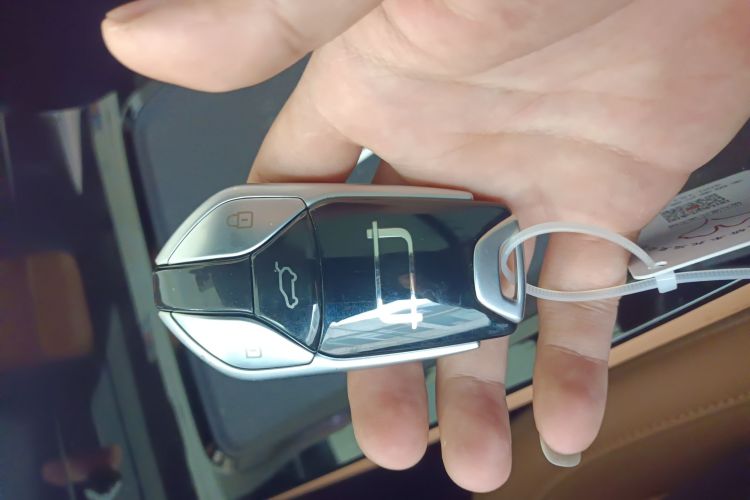 奔腾 悦意07 2025款 210km 悠享版中控内饰7001