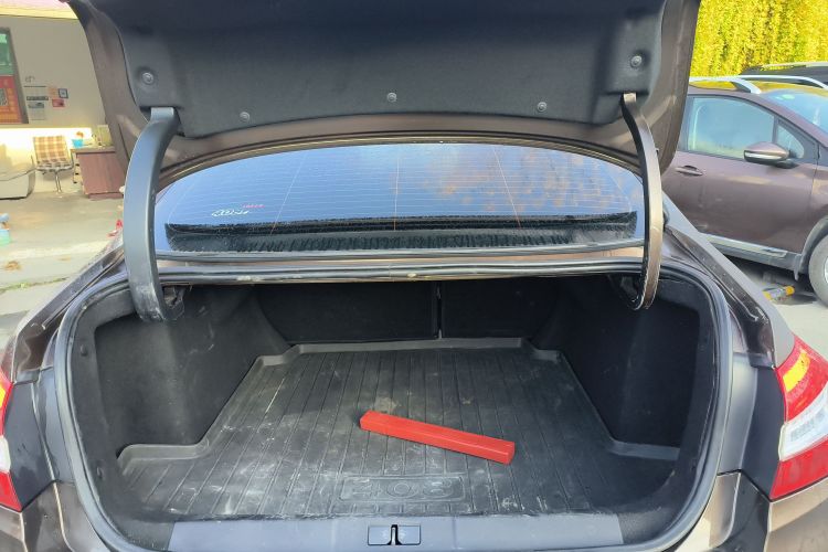 标致408 2015款 1.2T 自动豪华版机舱底盘23