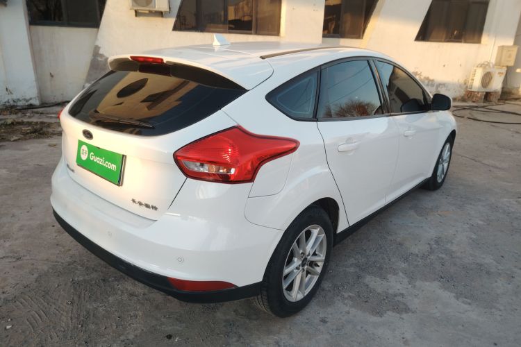 福特 福克斯 2018款 两厢经典 1.6L 自动风尚型智行版车身外观7