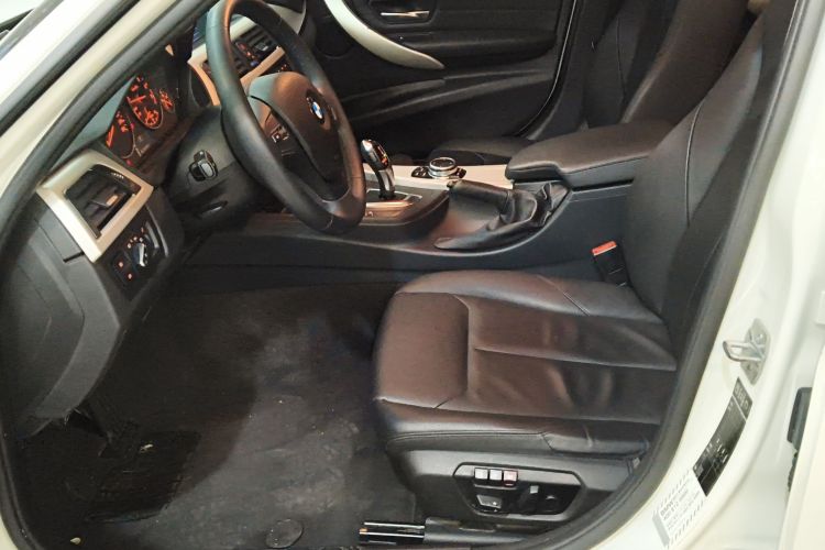 宝马3系 2014款 320i 时尚型中控内饰19