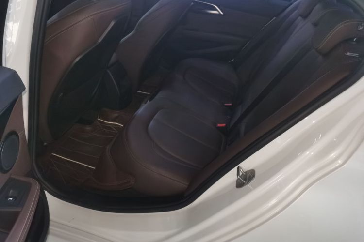 宝马1系 2020款 120i M运动套装中控内饰21