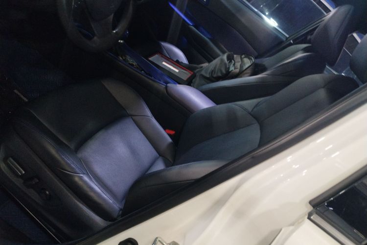 丰田C-HR 2020款 2.0L 领先版局部细节19