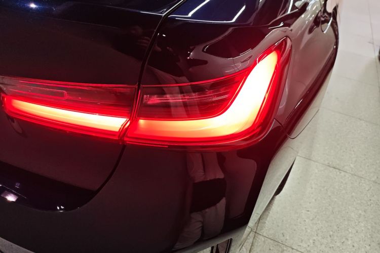 宝马3系 2025款 325Li M运动套装车身外观9