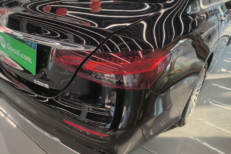 奔驰E级 2023款 E 300 L 运动时尚型车身外观9