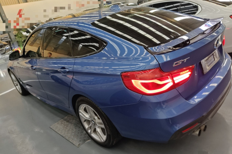 宝马3系GT 2018款 320i M运动型车身外观4