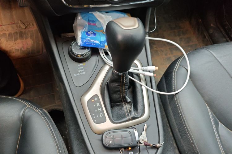 Jeep 自由光 2016款 2.4L 专业智能版中控内饰18