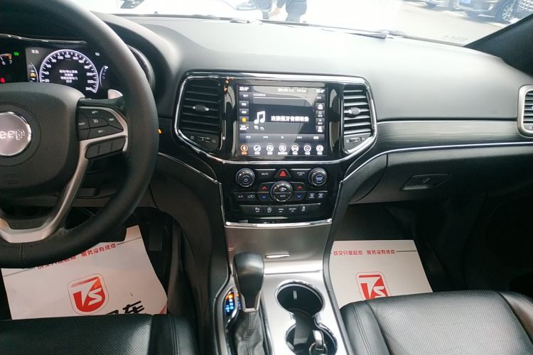 Jeep 大切诺基(进口) 2020款 3.0L 精英导航版局部细节16