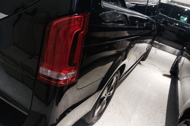 奔驰V级 2020款 V 260 尊贵版车身外观9