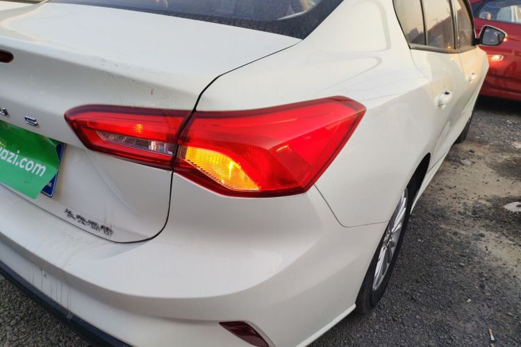 福特 福克斯 2020款 三厢 1.5L 自动锋跃型车身外观9