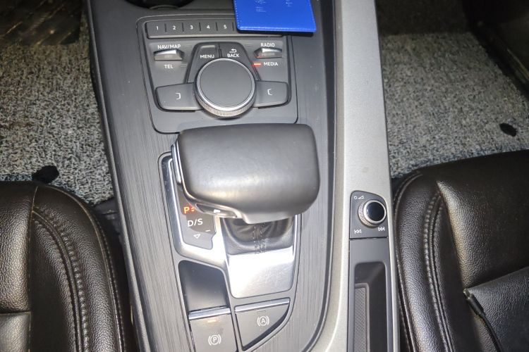 奥迪A4L 2019款 40 TFSI 进取型 国VI中控内饰18