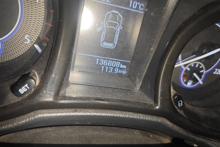 江铃 驭胜S350 2017款 2.0T 手动两驱柴油豪华天窗版5座中控内饰15